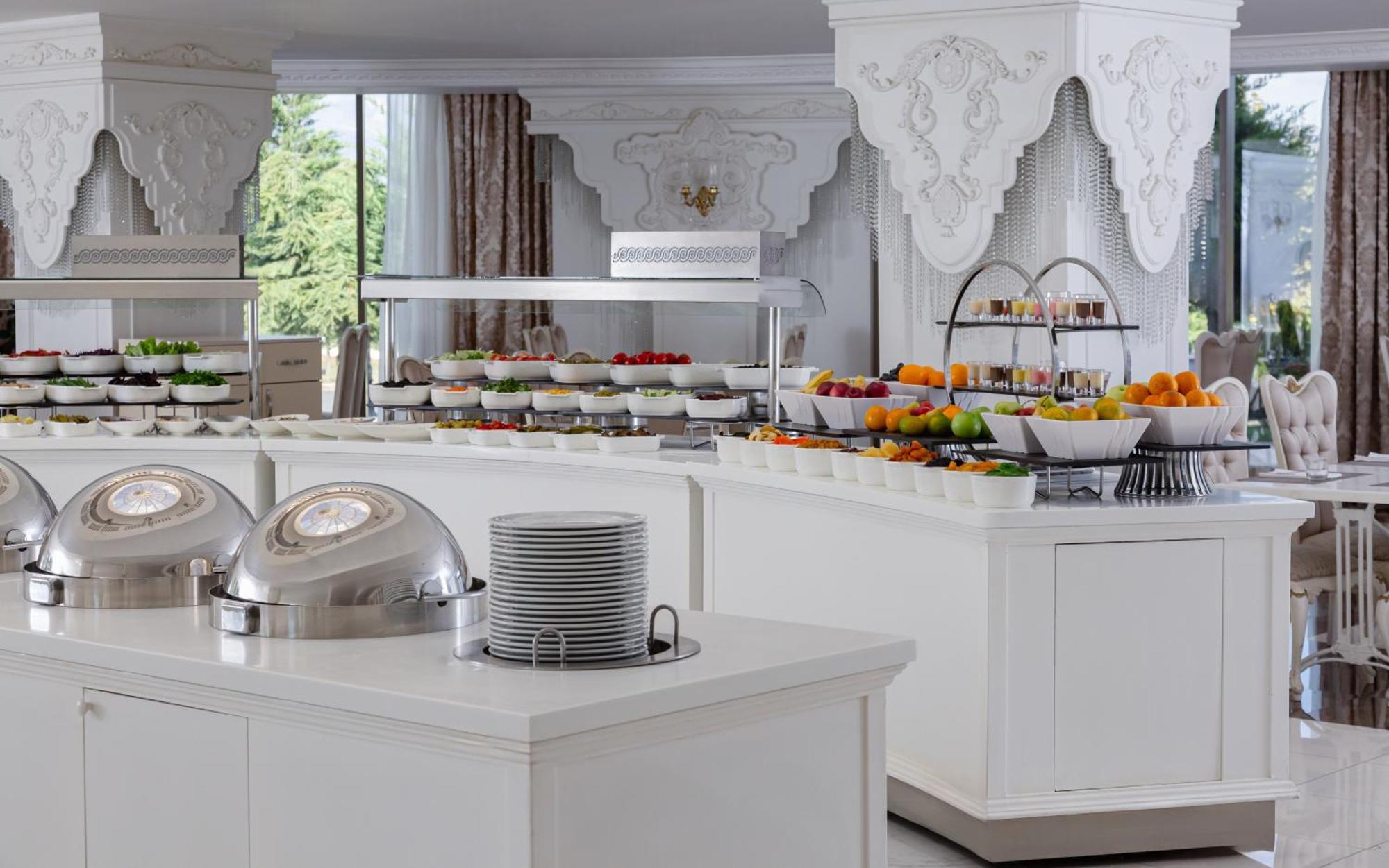 Shamakhi Palace Sharadil Seredil Εξωτερικό φωτογραφία A buffet at a hotel