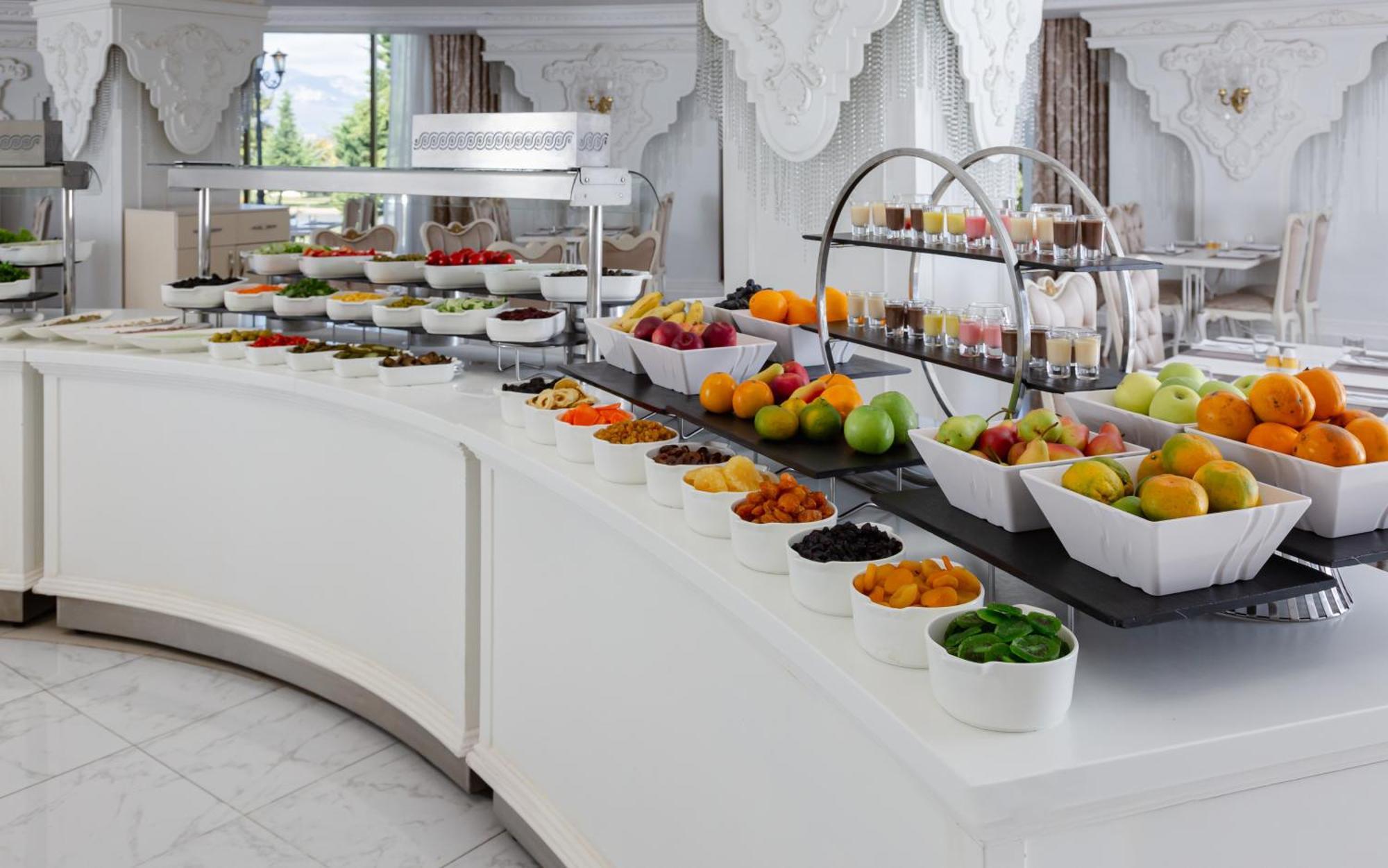 Shamakhi Palace Sharadil Seredil Εξωτερικό φωτογραφία A buffet at a hotel